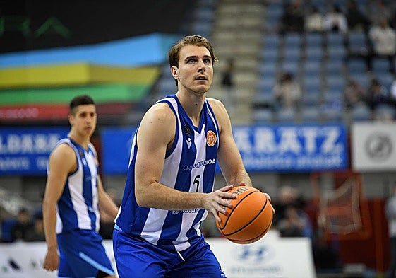 Josip Vrankic, a punto de lanzar un tiro libre en Illunbe.