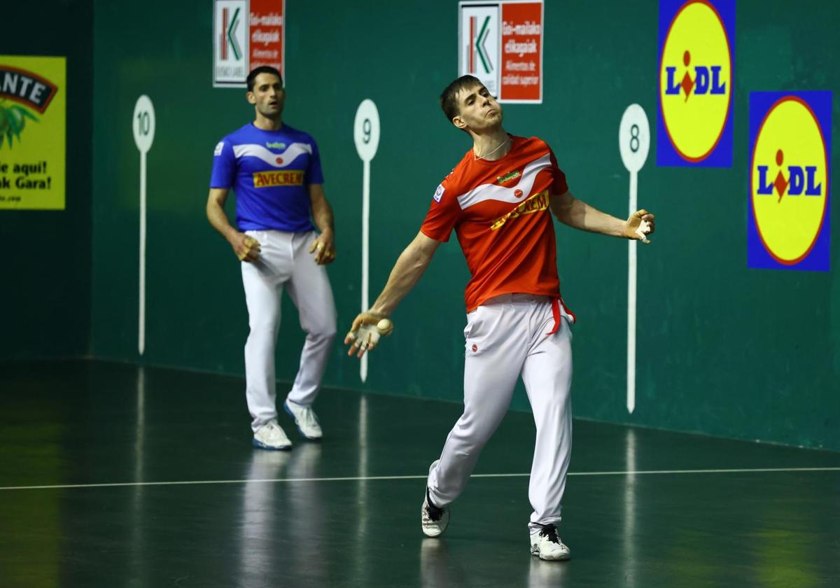 Martxel Iztueta suelta un derechazo y Jon Ander Albisu recula ayer en el Astelena.