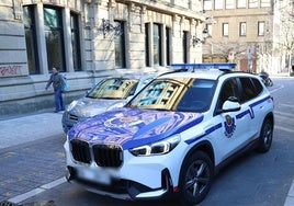Uno de los nuevos coches de la Ertzaintza entra este lunes a los juzgao