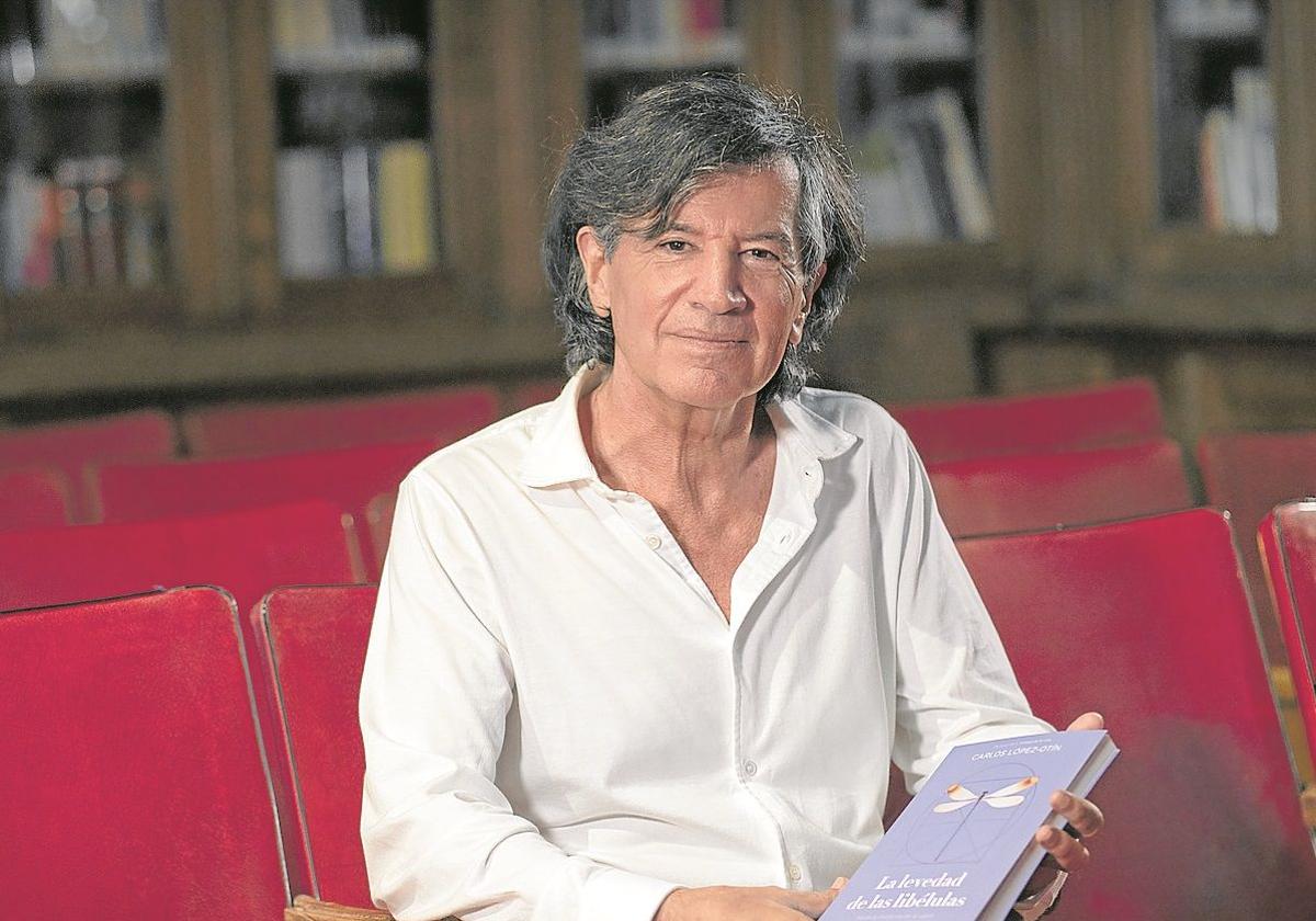 Carlos López-Otín con su último libro, 'La levedad de las libélulas'.