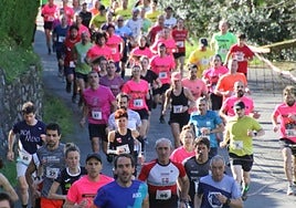 Lasterketaren hasiera, oraindik tropelean gehienak Talai Berri txakolindegitik atera ondoren.