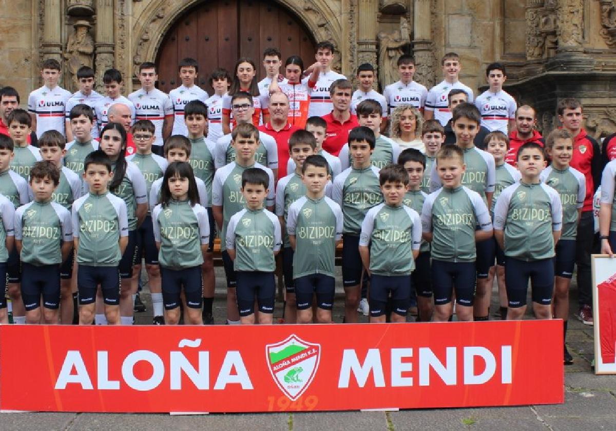 Todos los participantes en el equipo local posaron para la tradicional foto frente a la universidad.