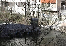 Vista de los dos pilares que sustentaban el puente, ya derribado.