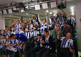 Vibrante. Aficionados de la Real, en la última ocasión en que se abrió el DV Arena para seguir en directo un partido de la Real.