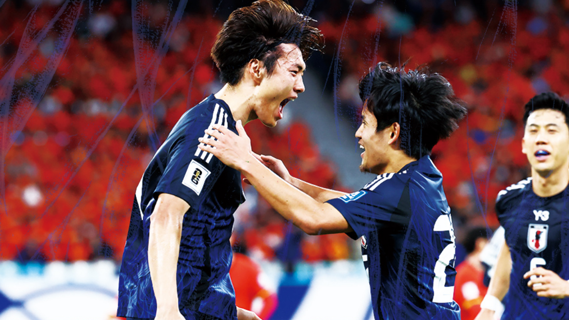 Kubo celebra un gol con un compañero de la selección de Japón