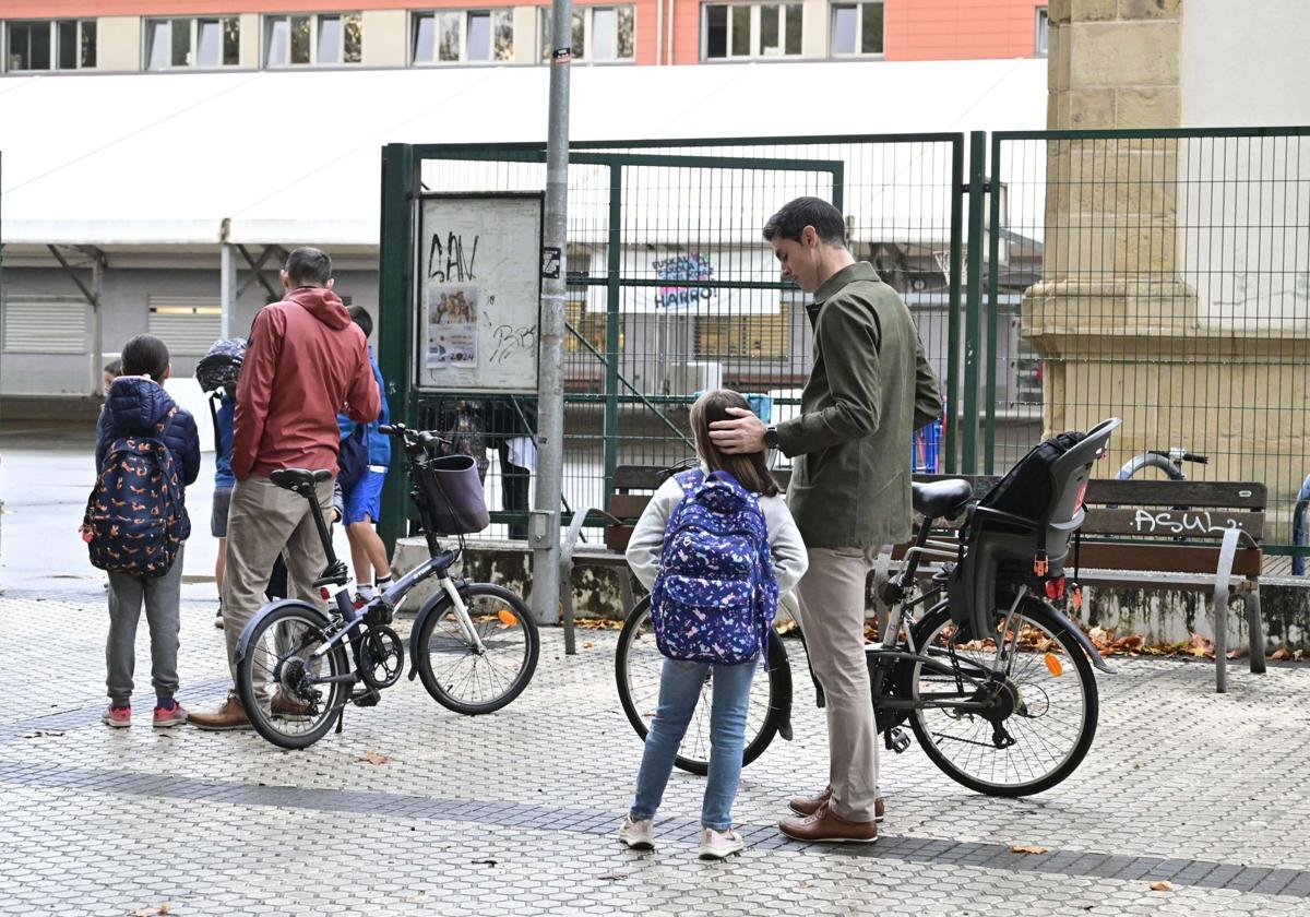Familias entrando en un centro educativo de Donostia.
