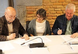 Joserra Ecenarro, Kristina Pelaez y Sabino Alijostes, durante la firma del acuerdo.
