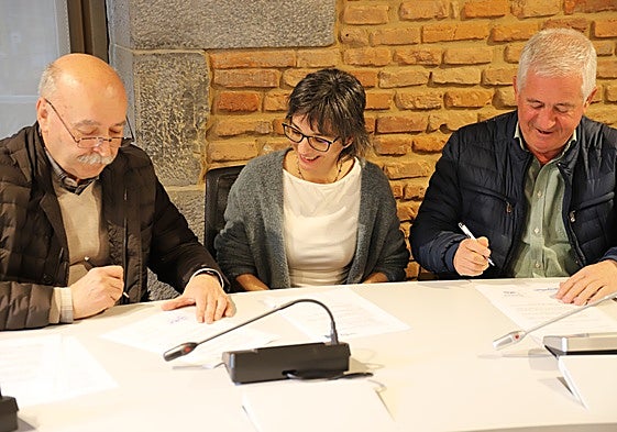 Joserra Ecenarro, Kristina Pelaez y Sabino Alijostes, durante la firma del acuerdo.