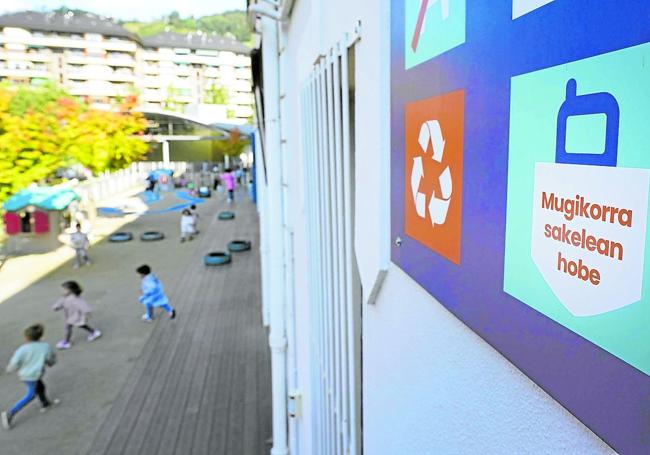 Algunos colegios de Gipuzkoa han puesto carteles para informar de la normativa.