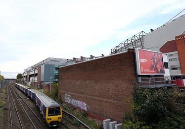 El tren lleva a Old Trafford