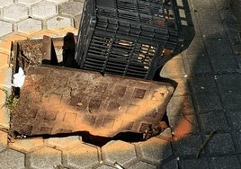 Ángel denuncia el abandono desde hace mucho tiempo de este boquete en una arqueta en Ibaeta. No se sabe si es peor el agujero o la solución: «Esta arqueta lleva rota mas de un año en la calle Zarautz, 99. Primero estuvo oculta por un cono rojo durante seis meses y ahora han elegido esta solución, lamentable».
