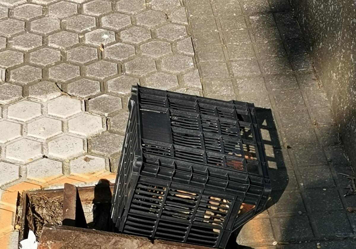Ángel denuncia el abandono desde hace mucho tiempo de este boquete en una arqueta en Ibaeta. No se sabe si es peor el agujero o la solución: «Esta arqueta lleva rota mas de un año en la calle Zarautz, 99. Primero estuvo oculta por un cono rojo durante seis meses y ahora han elegido esta solución, lamentable».