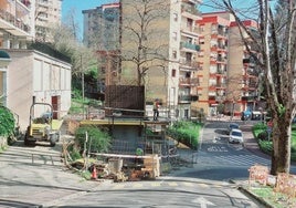 Operarios trabajando hace unos días en el ascensor de Allemendi kalea 3-5.