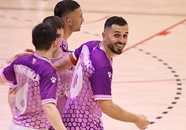 Los jugadores del Lauburu celebran uno de los goles marcados contra el Tauste.