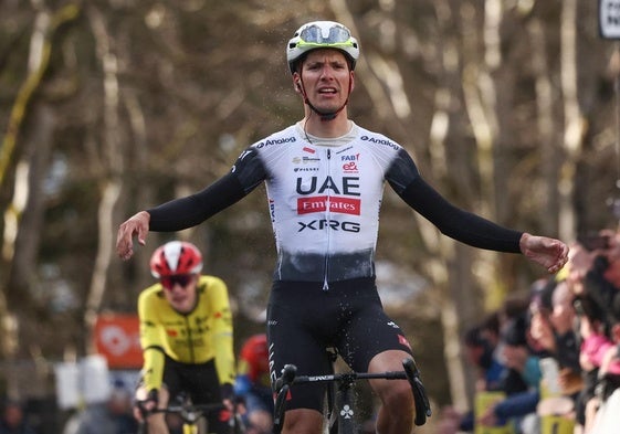 Joao Almeida bate a Jonas Vingegaard en la cima de La Loge des Gardes, este miércoles en la cuarta etapa de la París-Niza.