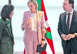 El vicelehendakari Torres junto a la portavoz del Gobierno (en el centro) y la consejera Melgosa.