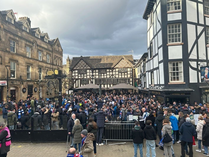 La Shambles Square, repleta de seguidores 'txuri-urdin'