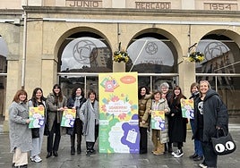 Comerciantes de Zumarraga y Urretxu en la presentación de la nueva feria, realizada este mediodía en la Azoka de Zumarraga
