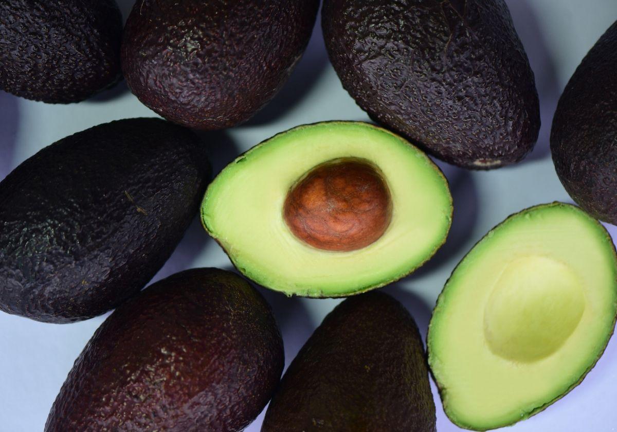 Las cáscaras de aguacate, un tesoro con beneficios desconocidos: Así es el oro verde