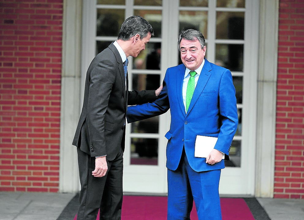 Pedro Sánchez y Aitor Esteban, ayer en el Palacio de La Moncloa.