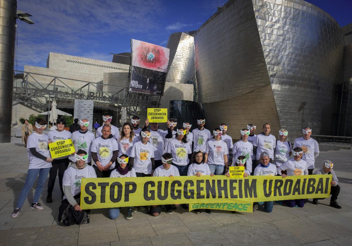 Protesta de Greenpeace ante el Museo Guggenheim en Bilbao.