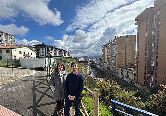 El portavoz municipal, Isaac Palencia y Almudena de la Torre, concejala socialista junto a la parada de Galtzaraborda