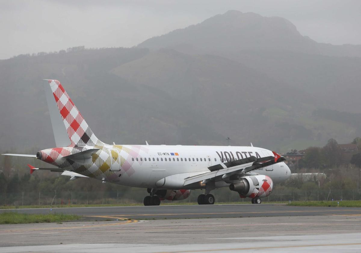 El aeropuerto de San Sebastián pierde su conexión con Valencia, pero gana Tenerife