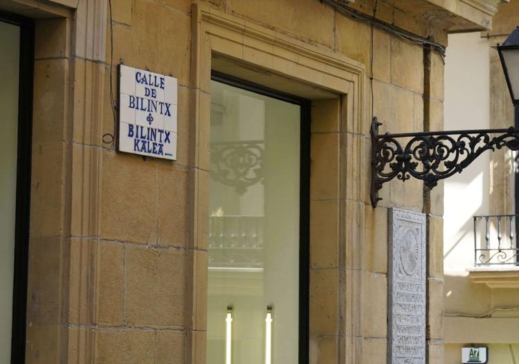 Bilintx bertsolariak bere omenezko kalea du Donostian.