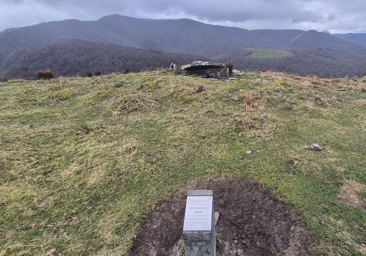 Dolmen de Mendibil, desde el que las vistas son espectaculares se mire donde se mire.