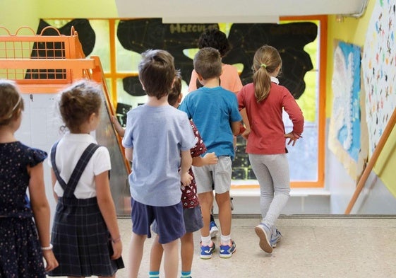 Unos alumnos de Infantil dentro de las instalaciones de un centro educativo.