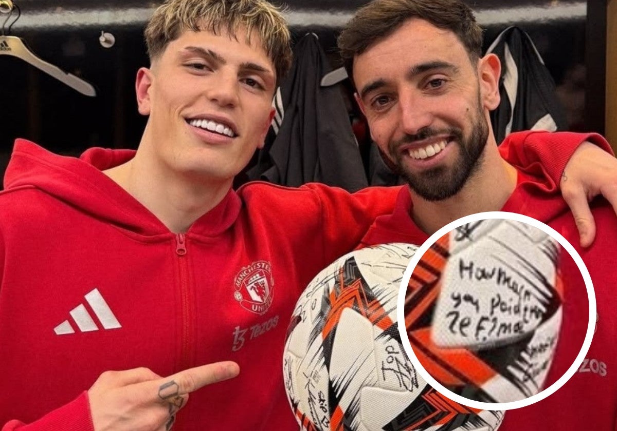 Alejandro Garnacho junto a Bruno Fernades tras el partido contra la Real Sociedad con el balón firmado.