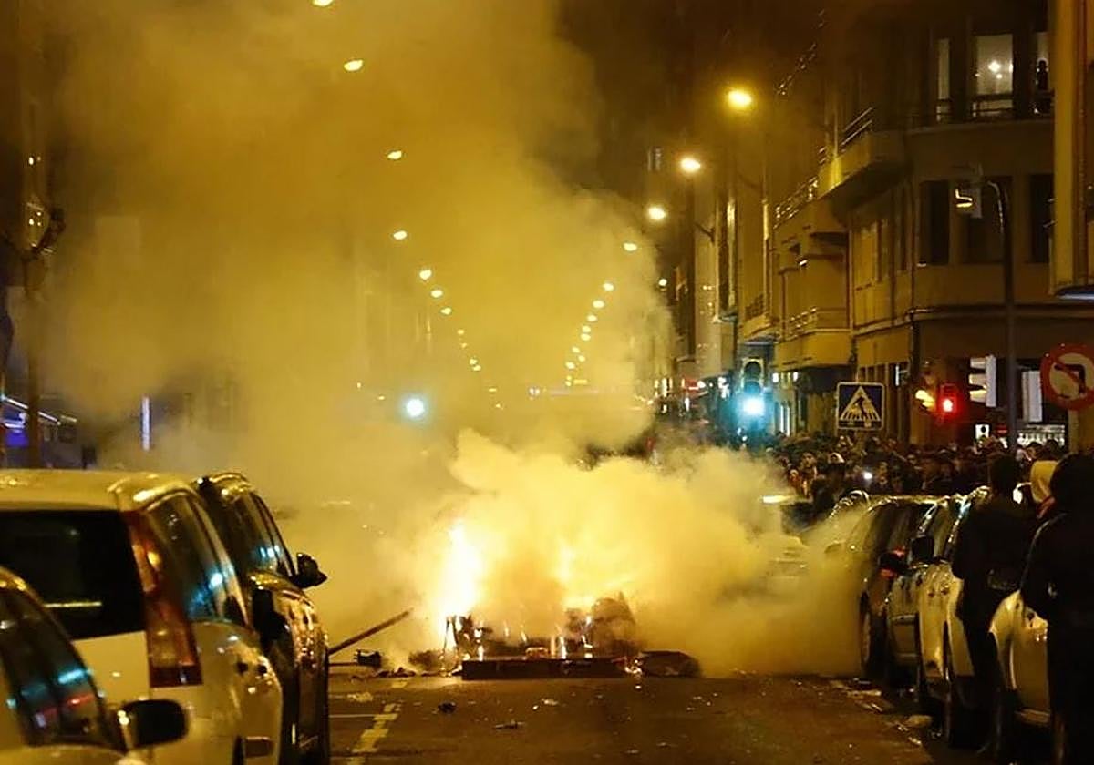 Graves disturbios en Bilbao tras el Athletic-Roma, con 14 detenidos y 15 ertzainas heridos