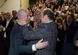 Andoni Ortuzar se dio un efusivo abrazo con Iñigo Urkullu