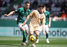 Xeber Alkain conduce el balón ante el Racing de Ferrol.