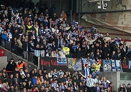 La afición de la Real tampoco dejó solo al equipo en Vallecas.