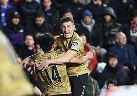 Kubo celebra con Mariezkurrena el primer tanto del astigartarra.