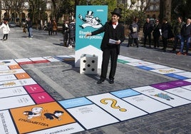 EH Bildu recrea un Monopoly en tamaño real para denunciar las políticas de vivienda de PNV y PSE