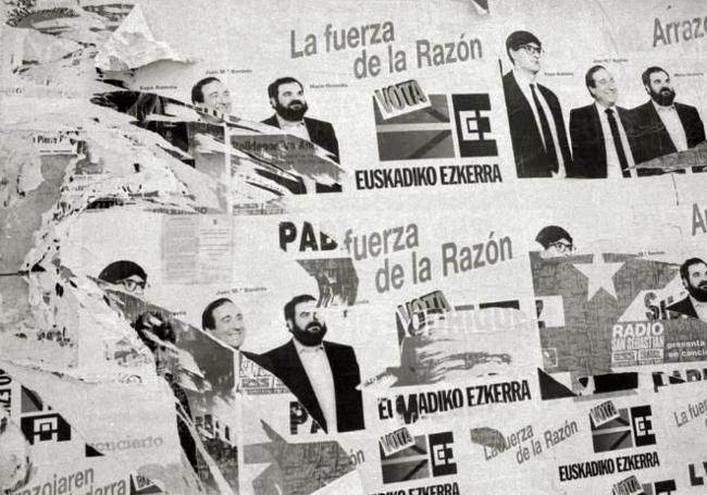 Carteles electorales a medio arrancar.