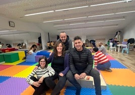 Las componentes de Lepaka Ainhoa Aguado y Leire Lanberri, el técnico, Aitor Lizarazu, y el alcalde, Mikel Serrano, en el Txiki-Txoko.