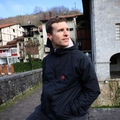 Iñaki Artola, con casas y edificios del casco urbano de Alegia al fondo.