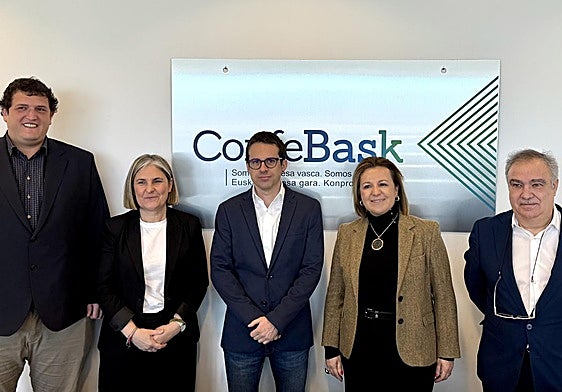 Las delegaciones de EH Bildu y Confebask, encabezadas por Pello Otxandiano y Tamara Yagüe.