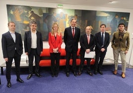 El viceconsejero de Política Fiscal, José Enrique Corchón, y el presidente de la federación vasca de EPSV, Ignacio Etxebarria, en el centro.