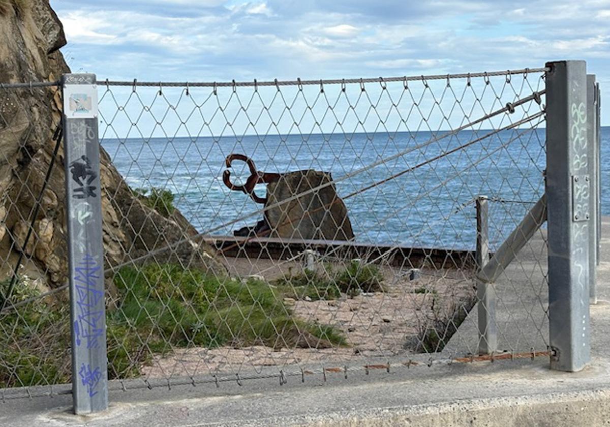 El Peine sigue «enjaulado» y la zona descuidada