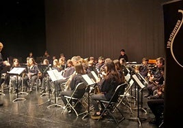 Actuación de la Gazte Banda de Hernani junto a alumnos de la Musika Eskola de Urnieta, que se desarrolló en la tarde del sábado en Sarobe.