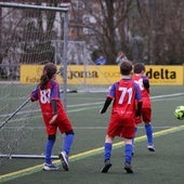 Varios escolares juegan a fútbol en un partido del programa multikirola.