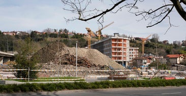 Obras de construcción del nuevo barrio de Ciudad Jardín en Donostia.