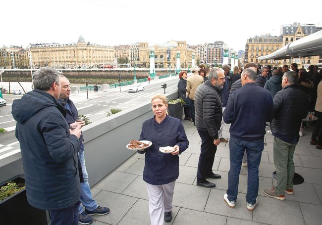El evento comenzó con un aperitivo en la terraza de Muka, donde los asistentes tomaron empanada y probaron un vermú.