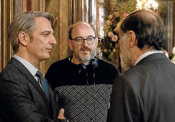 Borja Cobeaga, con Ernesto Alterio y Ramón Barea, en la grabación de 'Su Majestad'.