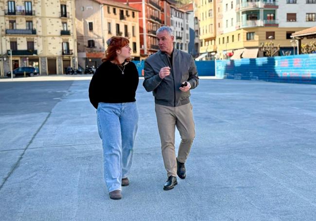 Los concejales Laura Ré y Mikel García Peñil, por la Alameda, pendiente de urbanizar.