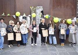Comerciantes asociados a Tolosa&Co, ayer, en la plaza del Triángulo, durante la presentación de la Feria Braderie de este sábado.